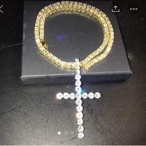 CROSS NECKLACE W/ CHAIN
